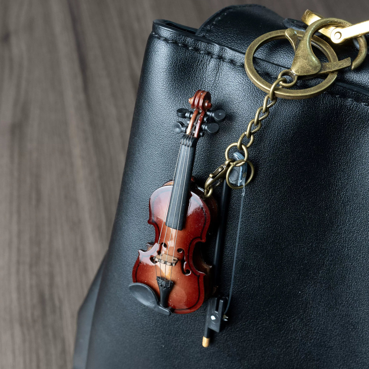 Vintage violin bag hanging metal keychain, creative personality key ring chain, school bag, backpack charm, bag pendant