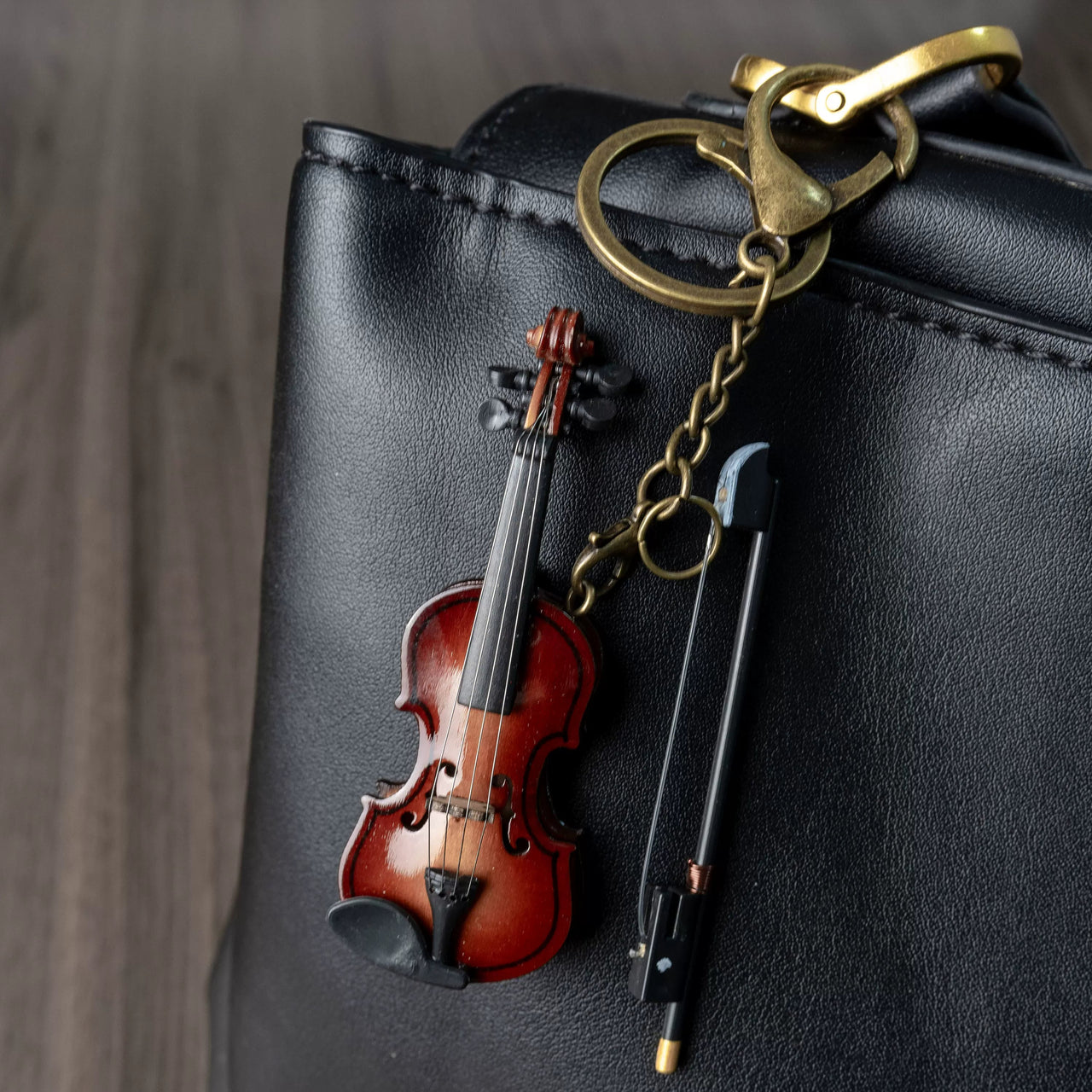 Vintage violin bag hanging metal keychain, creative personality key ring chain, school bag, backpack charm, bag pendant
